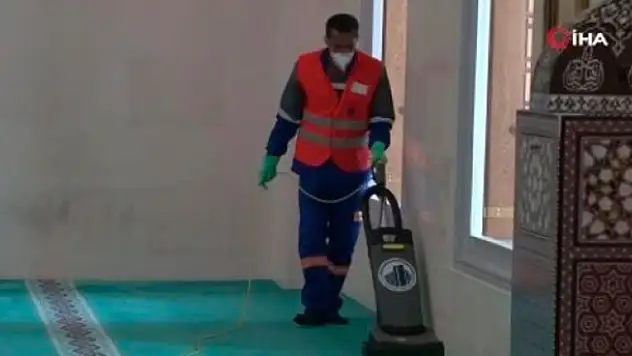 Camiler kısıtlama sonrası ilk namaza hazırlanıyor