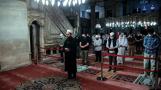 Camilerde cemaatle ilk sabah namazı kılındı