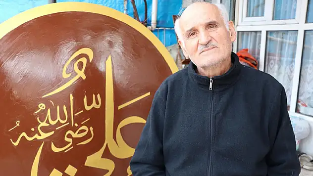 Camilerde gördüğü hat yazılarını 51 yıldır oyma yöntemiyle işliyor
