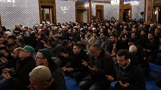 Camilerde şehit Mehmetçikler için dua edildi
