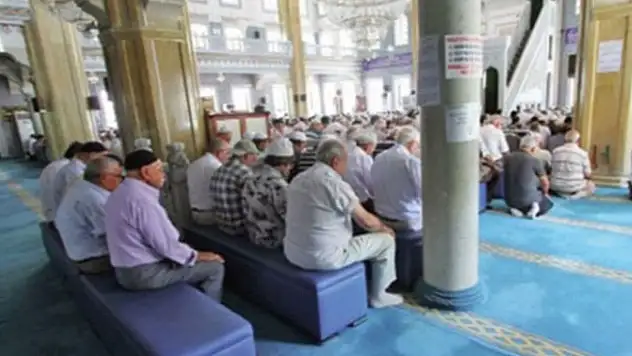Camilerde tabure ve sandalye üzerinde namaz kılma devri kapandı