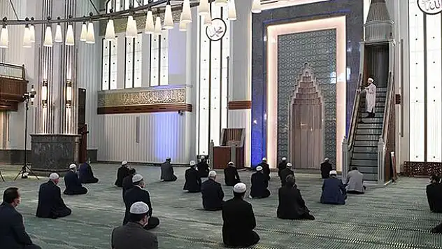 Camilerde yeni dönem: Evde abdest al, camiye maskesiz girme