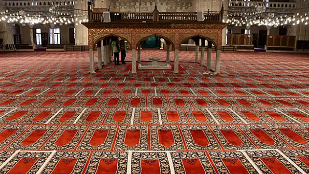 Camilerde yeniden cemaatle ibadet Fatih Camisi'nde kılınacak cuma namazı ile başlayacak