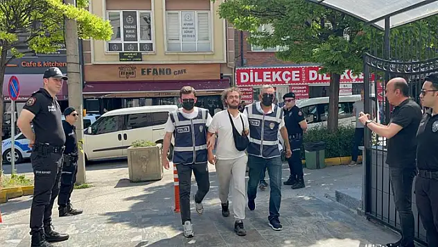 Camilere girerek Kur'an-ı Kerim yırtan şahıs tutuklandı

