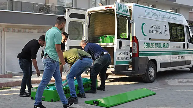 Caminin tuvaletinde ölü bulundu