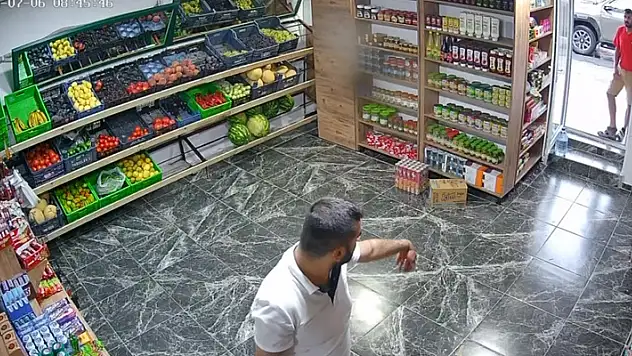 Çamur olan ayakkabısını çıkararak markete giren inşaat işçisi sosyal medyada ilgi odağı oldu
