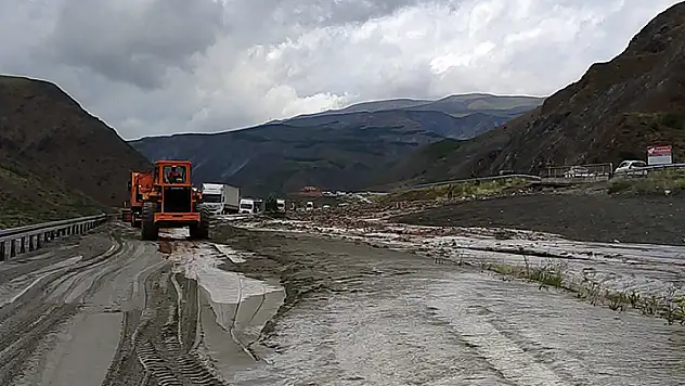 Çamurla kaplanan Erzincan-Sivas kara yolu ulaşıma kapandı

