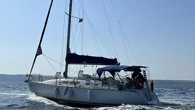 Çanakkale açıklarında rotası İtalya olan teknede 48 kaçak göçmen yakalandı
