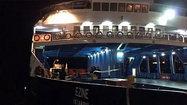 Çanakkale Boğazı'nda arabalı vapur yük gemisi ile çarpıştı...