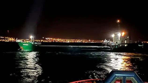 Çanakkale Boğazı'nda arızalanıp sürüklenen gemi, limana demirletildi
