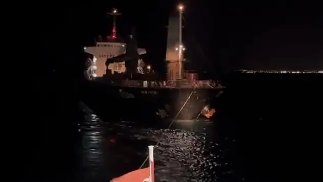 Çanakkale Boğazı'nda makine arızası yapan gemi sürüklendi
