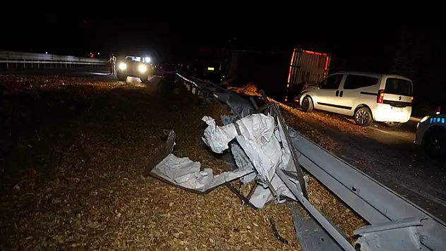 Çanakkale'de bariyerlere çarpıp devrilen tırın şoförü öldü
