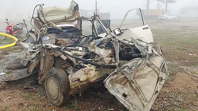 Çanakkale'de çekiciye çarpan otomobildeki 2 kişi hayatını kaybetti

