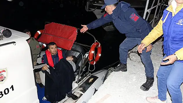 Çanakkale'de göçmenleri taşıyan tekne battı