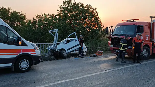 Çanakkale'de hafif ticari araç, köprü bariyerlerine çarptı: 1 ölü, 1 yaralı

