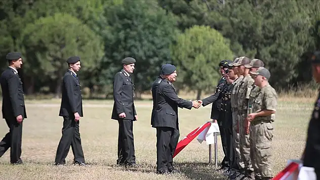 Çanakkale'de Mehmetçikler, kışlada komutanları ve silah arkadaşlarıyla bayramlaştı
