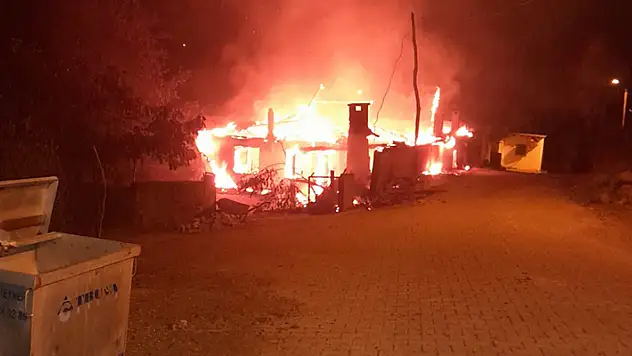 Çanakkale'de muhtarın evi, yangında kullanılamaz hale geldi
