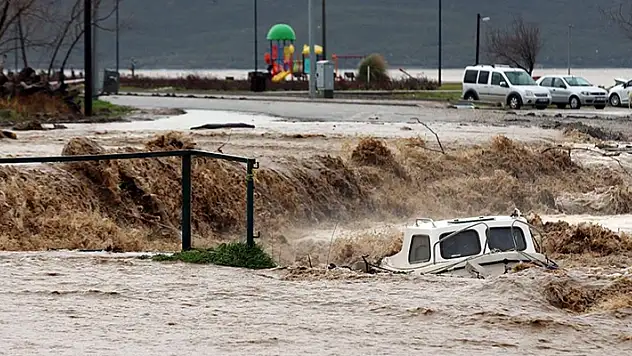 Çanakkale'de sağanak nedeniyle Kepez Çayı taştı
