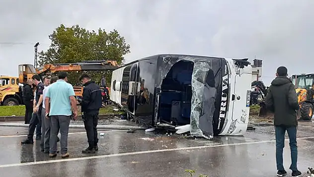 Çanakkale'de yolcu otobüsü devrildi