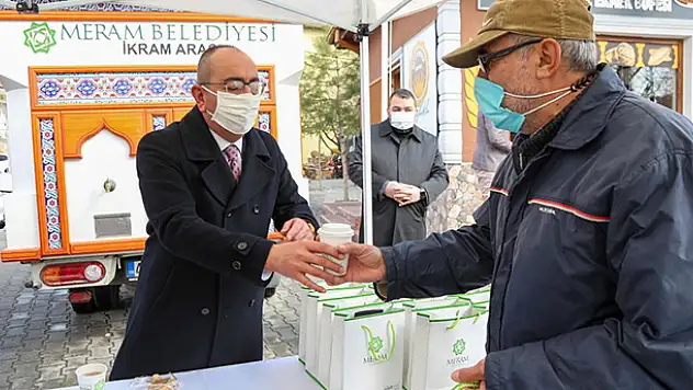 Çanakkale Deniz Zaferi'nin yıl dönümünde Meram'da arpa ekmeği ve hoşaf dağıtıldı