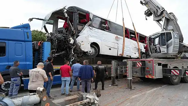 Çanakkale'de 8 kişinin hayatını kaybettiği kazada kamyonun yükünü kurallara uygun taşıdığı belirlendi