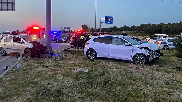 Çanakkale'de iki otomobil çarpıştı: 1 ölü, 6 yaralı

