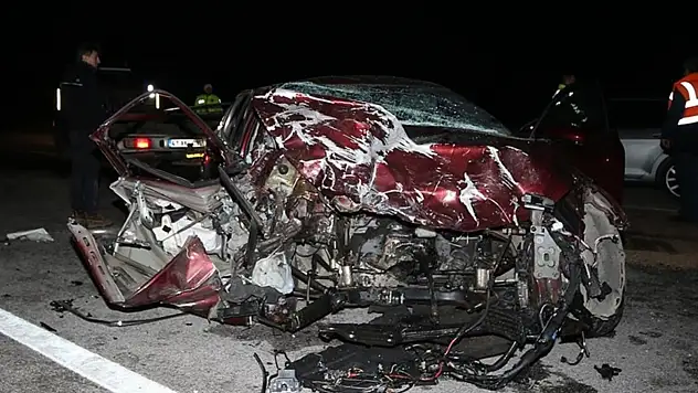 Çanakkale'de iki otomobilin çarpıştığı kazada 5 kişi öldü, 1 kişi yaralandı