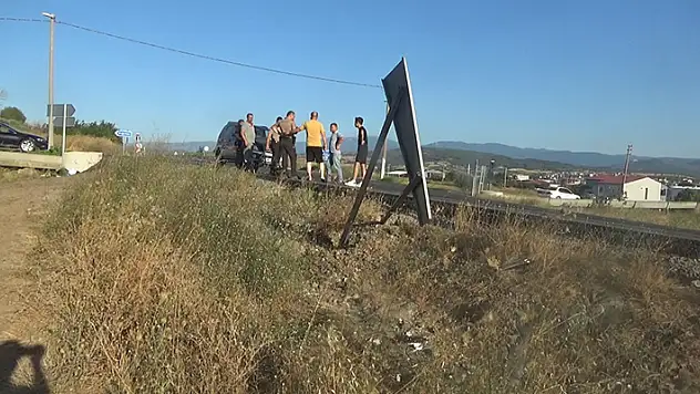 Çanakkale'de motosiklet trafik levhasına çarptı: 2 yaralı
