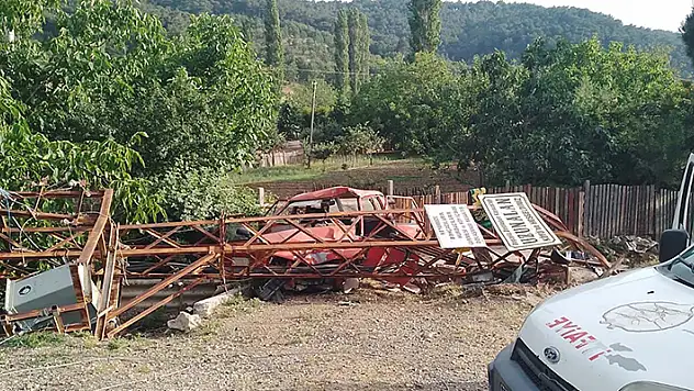 Çanakkale'de otomobil elektrik direğine çarptı: 2 yaralı
