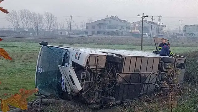 Çanakkale'de servis otobüsü devrildi: 5 yaralı

