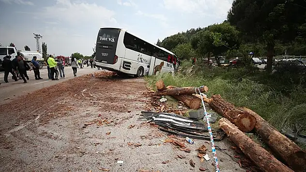 Çanakkale'de zincirleme kaza 8 ölü, 20 yaralı