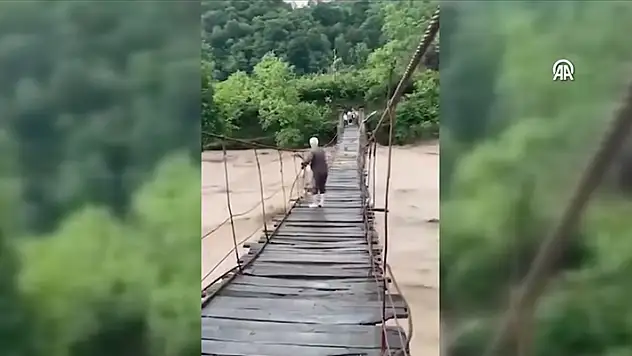Canını hiçe sayarak ahşap köprünün selden yıkılmasını önlemeye çalıştı
