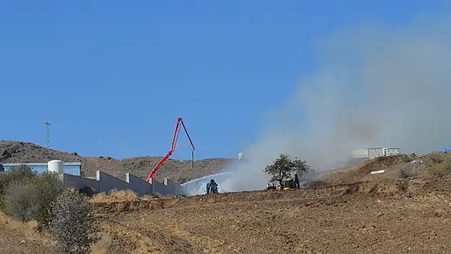 Çankırı'da çıkan yangında yaklaşık 2 bin saman balyası yandı
