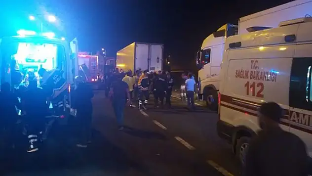 Çankırı'da emniyet şeridinde facia! Tırlara çarpan araçta 3 kişi öldü, 4 kişi yaralandı
