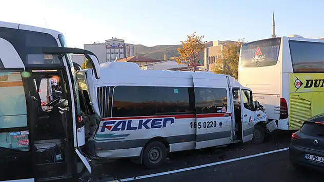 Çankırı'da işçileri taşıyan 3 otobüsle bir minibüsün karıştığı zincirleme kazada 36 kişi yaralandı
