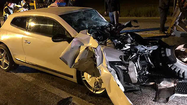 Çankırı'da otomobil traktörün römorkuna çarptı: 2 ölü, 1 yaralı