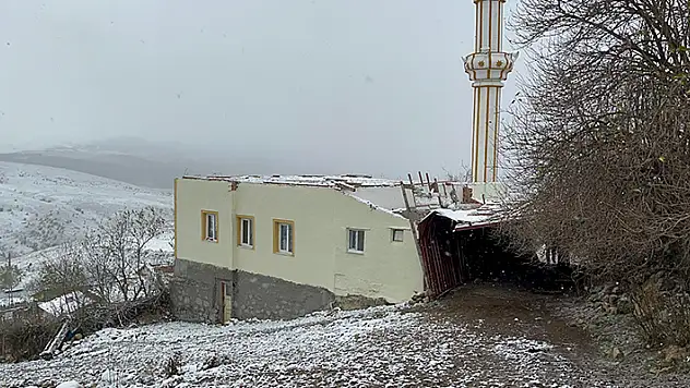 Çankırı'da şiddetli rüzgar cami çatısını uçurdu
