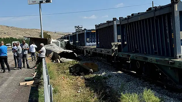 Çankırı'da yük treni ile hafriyat kamyonu çarpıştı: 1 ölü, 3 yaralı
