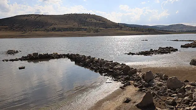 Çankırı'da baraj suları çekilince sular altındaki köyün kalıntıları ortaya çıktı