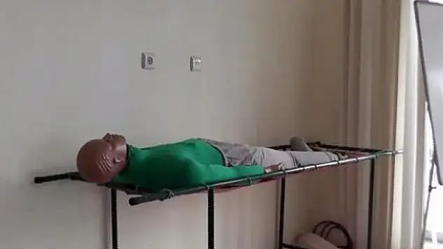Cansız mankenin üstündeki eşofmanı çaldılar