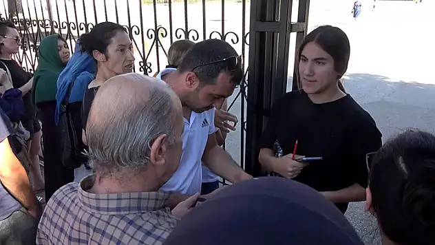 Çanta ve telefonla sınava girmeye çalıştı, unuttuğu kimliğini diğer veliler yetiştirdi
