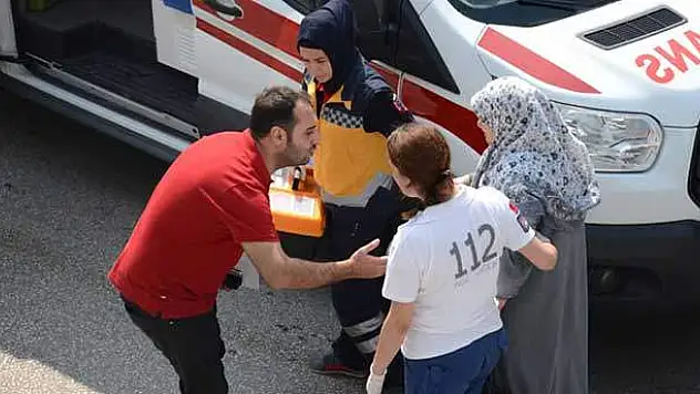 Çarptığı kadının elini öpüp özür diledi