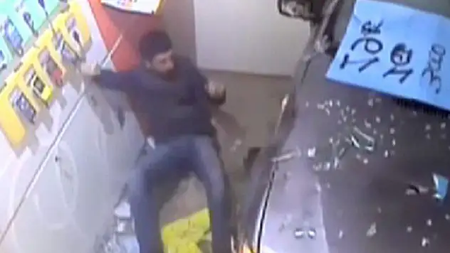 Çarptığı yayayla dükkana girdi