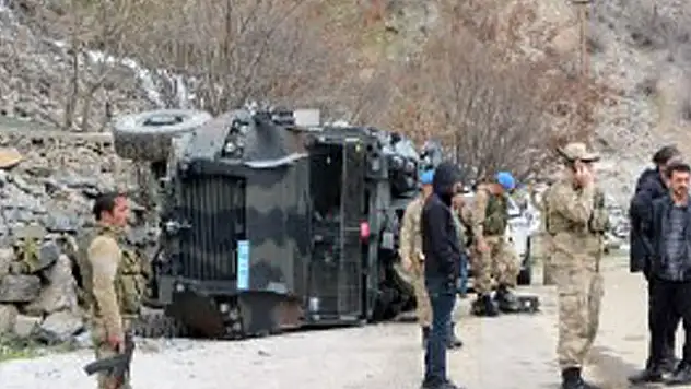 Çatak'ta askeri araç devrildi: 6 yaralı