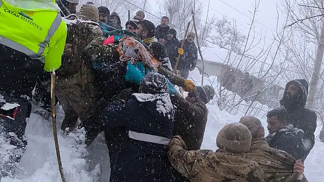 Çatak'ta çığın altında kalan kadın yaşamını yitirdi