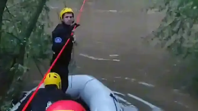 Çatalca'da dere kenarında mahsur kalan 5 kişiyi itfaiye kurtardı