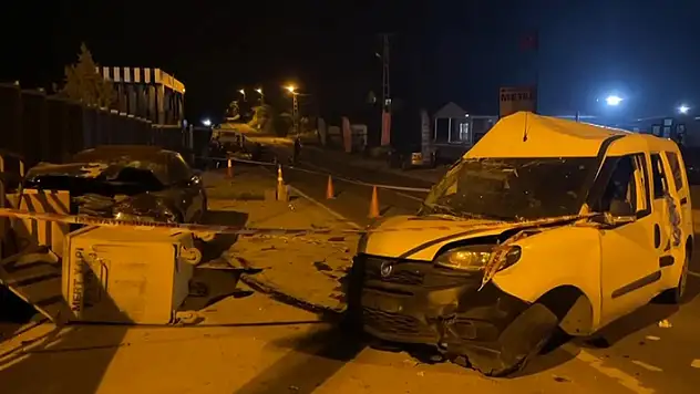Çatalca'da otomobil ile hafif ticari araç çarpıştı: 1 ölü 3 yaralı
