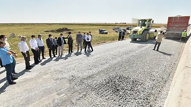 Çatalhöyük ve Boncukluhöyük'ü buluşturan yolda asfalt çalışması
