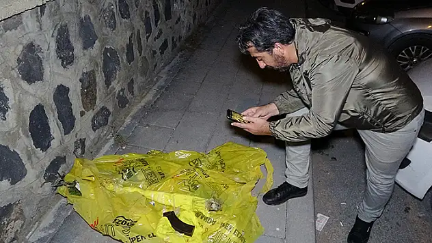 Çatı katından yalıtım malzemesine sarılmış Kalaşnikof ile dolu şarjör bulundu

