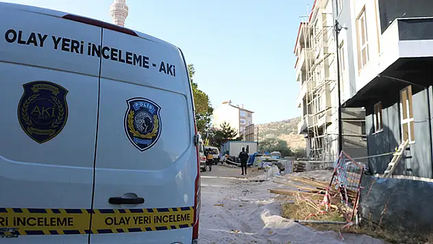 Çatıda çalışan 60 yaşındaki inşaat işçisi, bastığı alan çökünce merdiven boşluğuna düşüp öldü

